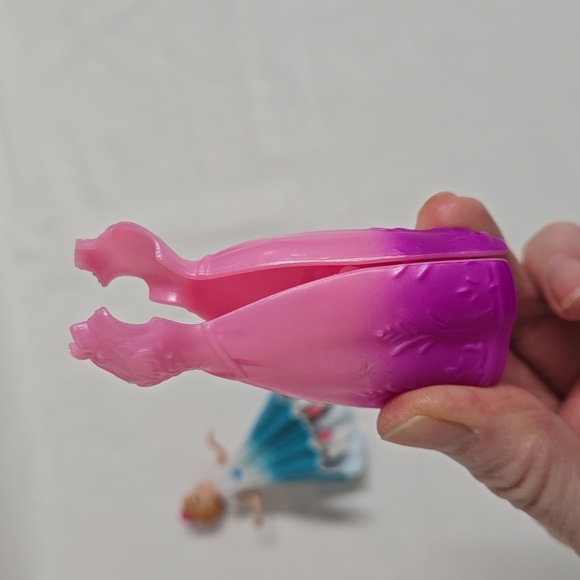 2009 Mattel Polly Pocket Princess MagiClip Magic Clip Doll + 2 Dresses Plastic - Picture 17 of 17